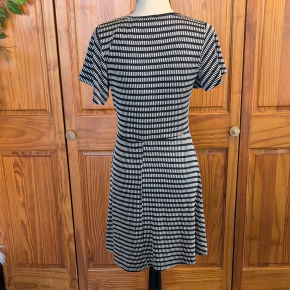 Caution To The Wind Black and White Patterned Midi V Neck Wrap Dress L     CC147 - Picture 4 of 6
